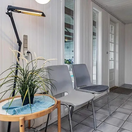 8 Person In Blavand-by Traum